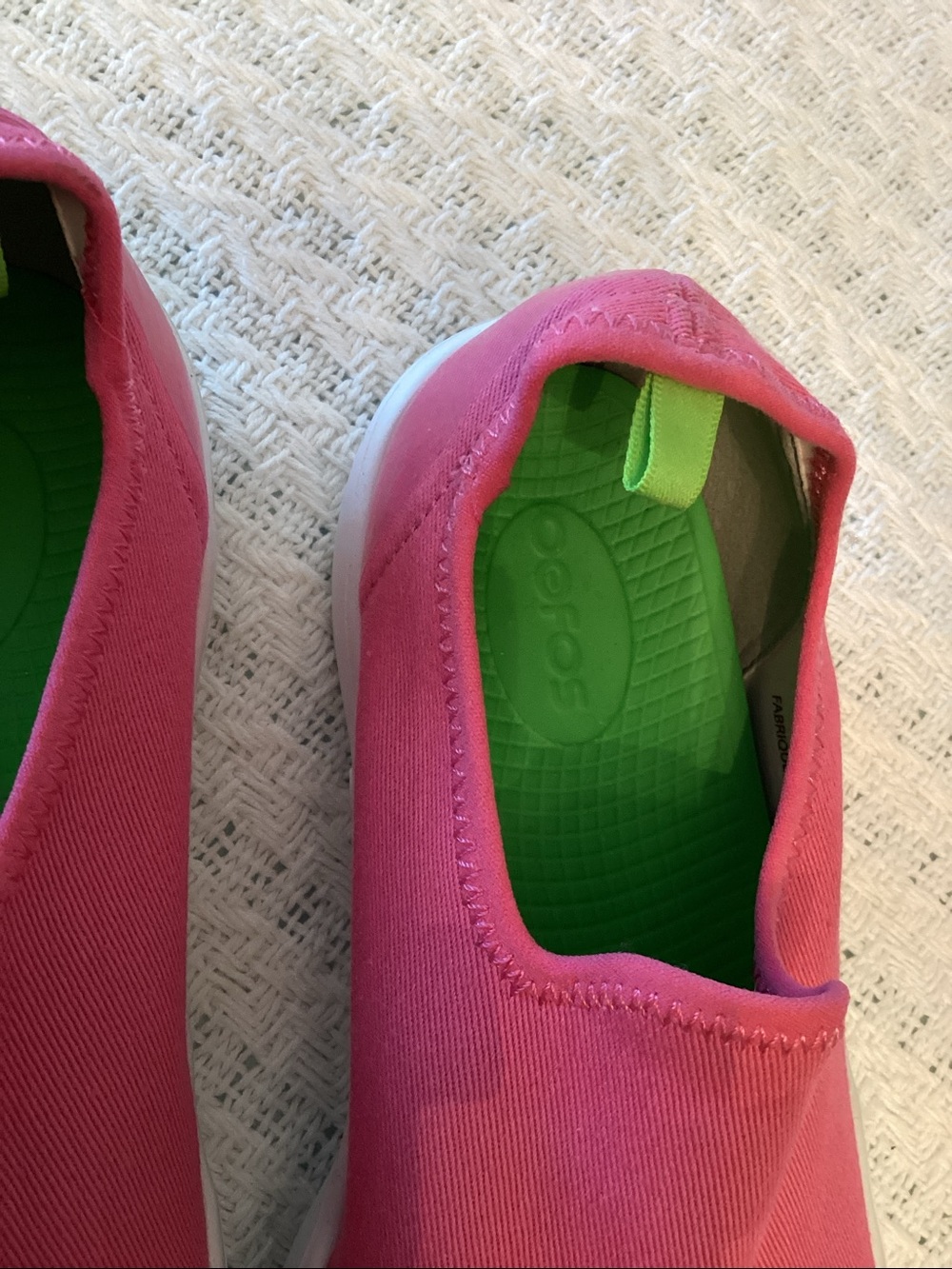 OOFOS oomega eezee low canvas slip-on Neon Berry size 9 - Picture 3 of 7